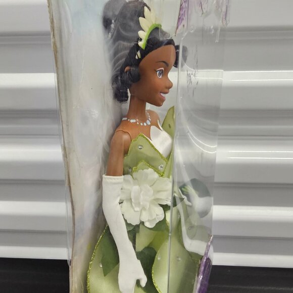Disney Store Exclusive The Princess Tiana & The Frog Princess Tiana Doll (2009) - Picture 4 of 16